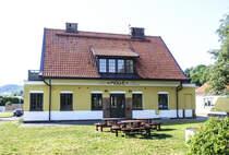 Das ehemalige Bahnhofsgebude in Mlle in Skne (Schonen), Schweden. Aufnahme: 27. Juni 2024.