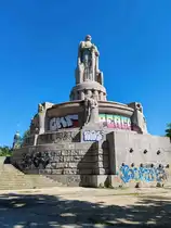 Hamburg - Auch das Bismarckdenkmal wird nicht von den Schmierfinken verschont! 05-2024