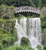 Die Teufelsbrcke mit Wasserfall whrend der Wasserspiele im Bergpark Wilhelmshhe in Kassel. Besucht am 26.06.2024.