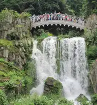 Die Teufelsbr�cke mit Wasserfall w�hrend der Wasserspiele im Bergpark Wilhelmsh�he in Kassel. Besucht am 26.06.2024.