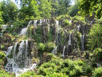 Der Steinhfer Wasserfall ist Bestandteil der Wasserspiele im Bergpark Wilhelmshhe in Kassel. Aufgenommen am 26.06.2024.