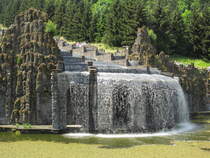 Groe Kaskade im Bergpark Wilhelmshhe in Kassel. Mittwochs, sonntags und an Feiertagen  sind die Wasserspiele fr jeweils 1,5 Stunden in Betrieb. Besucht am 26.06.2024.