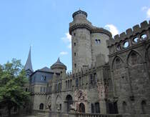 Die im 18. Jahrhundert erbaute Lwenburg ist einem englischen Schloss nachempfunden und befindet sich im Bergpark Wilhelmshhe in Kassel. Aufgenommen am 26.06.2024.