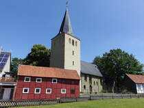 Schwefe, Pfarrkirche St. Severin, Saalkirche mit Westturm, erbaut im 12. Jahrhundert (08.06.2024)