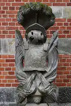 Diese Sandsteinfigur vor dem Heinrich-Sauermann-Haus wurde urspr�nglich f�r die Dachbalustrade des 1868 durch ein Feuer zerst�rten Palais Dernath geschaffen. (Flensburg, Juni 2024)