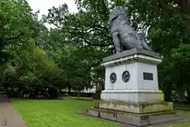 Der Idstein-L�we bewacht die Kriegsgr�ber auf dem Alten Friedhof in Flensburg. (Juni 2024)