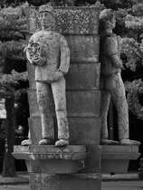 Das Ende der 1920er Jahre geschaffene Drei-Mnner-Eck stellt einen Bergmann, einen Binnenschiffer und einen Eisenbahner als die tragenden Sulen der Wirtschaft der damals selbstndigen Stadt Wanne-Eickel dar. (Juni 2024)