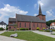 Herringen, kath. Pfarrkirche Hl. Kreuz, erbaut von 1928 bis 1929, sechsjochiger, expressionistischer Backsteinhallenbau (07.06.2024)