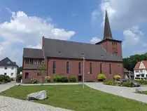 Herringen, kath. Pfarrkirche Hl. Kreuz, erbaut von 1928 bis 1929, sechsjochiger, expressionistischer Backsteinhallenbau (07.06.2024)