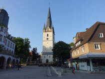 Menden, kath. Pfarrkirche St. Vincenz am Kirchplatz, gotische Hallenkirche, erbaut bis 1345, Kirchenschiff aus dem 15. Jahrhundert, von 1868 bis 1871 wurde die Kirche um Querschiff und Chor im sptgotischen Baustil durch den Architekten Fischer erweitert (07.06.2024)