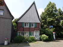 Pelkum, kleines Fachwerkhaus am Pelkumer Kirchplatz (07.06.2024)