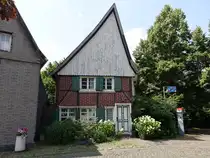 Pelkum, kleines Fachwerkhaus am Pelkumer Kirchplatz (07.06.2024)