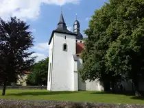 Welver, evangelische Pfarrkirche St. Albanus und Cyriakus, erbaut im 12. Jahrhundert, romanische Saalkirche mit Westturm (07.06.2024)
