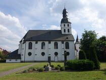 Welver, Pfarrkirche St. Bernhard, erbaut von 1697 bis 1707 als Klosterkirche des Zisterzienserinnenklosters Welver, reichhaltige Barockausstattung (07.06.2024)