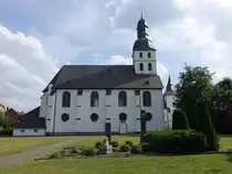 Welver, Pfarrkirche St. Bernhard, erbaut von 1697 bis 1707 als Klosterkirche des Zisterzienserinnenklosters Welver, reichhaltige Barockausstattung (07.06.2024)