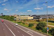Blick auf der Brcke ber die ringautobahn in der Stadt Luxemburg nahe dem Wasserturm auf der Cloche d’OR auf den ban de Gasperich. 07.2024