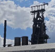  Der Denkmalgeschtzte Hochofen berragt die Gebude in Esch Belval. 06.2024