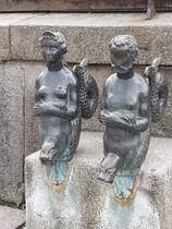 Die beiden Bronzefiguren Adam und Eva, die im Volksmund als Seefabelwesen “Nix” und “Nixe” bezeichnet werden, sind Teil der Brunnenanlage Wasserkunst auf dem Marktplatz Wismar am 25.05.24.