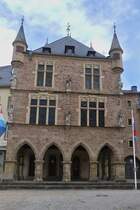 Der Denzelt am Marktplatz in Echternach, wurde wahrscheinlich im 13. Jahrhundert erbaut, hatte frher viele Funktionen, 
heutzutage befinden sich hier unter anderem das Standesamt, das Stadtarchiv, Brorume und ein Ausstellungssaal 05.2024.