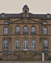 Der Haupteingang des Ostflgels der Willibrordus Basilika in Echternach, hier versammeln sich die Wrdentrger der Katholischen Kirche am Pfingstdienstag zur all Jhrlichen Springprozession. 05.2024.