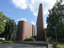 Osnabrck, Pfarrkirche St. Barbara in der Natruper Strae, erbaut von 1962 bis 1963 durch die Architekten Ernst Kroeber und Hans Rickmann (05.06.2024)