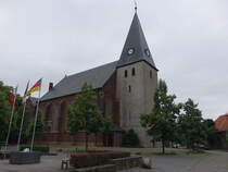 Enniger, Pfarrkirche St. Mauritius, erbaut im 12. Jahrhundert (04.06.2024)