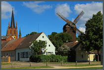 Die Heilig-Geist-Kirche und die Bockwindmhle prgen die Siluette der Havelinsel mit der Altstadt von Werder. (11.05.2024)