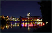 Der Magdeburger Dom und die Hubbrcke spiegeln sich am 11.05.2024 bei sternenklarem Nachthimmel in der Elbe.