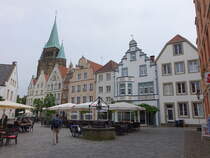Warendorf, Giebelhuser und Turm der St. Laurentius Kirche am Markt (04.06.2024)