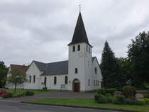 Bokel, Pfarrkirche St. Anna, dreischiffige Hallenkirche, erbaut 1862 im neoromanischen Stil (03.06.2024)