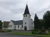 Bokel, Pfarrkirche St. Anna, dreischiffige Hallenkirche, erbaut 1862 im neoromanischen Stil (03.06.2024)