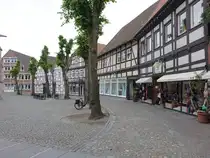 Delbr�ck, historische Fachwerkh�user am Kirchplatz (03.06.2024)