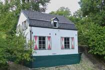 Wohnhaus am Rande des Zuid-Willemsvaart, aufgenommen bei einer Schleusenfahrt. 07.2024