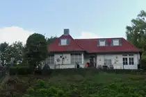 Das ehemalige niederl�ndische Zollgeb�ude am Zuid-Willemsvaart, aufgenommen bei einer Schleusenfahrt. 07.2024