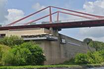 Restaurant Onder de Brug, am Brckenkopf der N 79, Maastrichtersteenweg, aufgenommen bei einer Schiffrundfahrt auf dem Albert Kanal. 07.2024