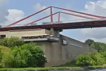Restaurant Onder de Brug, am Br�ckenkopf der N 79, Maastrichtersteenweg, aufgenommen bei einer Schiffrundfahrt auf dem Albert Kanal. 07.2024