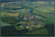 Der kleine Ort Pechau wurde bereits 948 erstmals urkundlich erwhnt. Heute ist das Elbdorf ein Stadtteil von Magdeburg. Rechts des Ortes verluft die Ehle, die im Hochwasserfall als Umflutkanal dient. (09.06.2024)