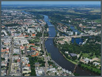 Blick auf die Stromelbe im Stadtzentrum von Magdeburg. Links verluft der Breite Weg, an dem in den letzten Jahren unter anderem das Domviertel und mehrere Brohochhuser neu entstanden sind. Rechts der Elbe ist im Stadtparkt die nach langem Leerstand sanierte Hyparschale zu sehen, die 1969 errichtet wurde und nun als Kongresshalle dient. Oberhalb des Winterhafens ist die im Mrz 2024 erffnete Kaiser-Otto-Brcke zu sehen. (Magdeburg, 09.06.2024)