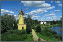 Im Mhlenmuseum Gifhorn stehen mehrere Nachbauten von Windmhlen aus verschiedenen europischen Lndern. Vorn ist die balerarische Getreidemhle „Moli de Tramuntana“. Im Hintergrund sind die portugiesische Windmhle  Anabela  und die griechische Mhle „Irini“, ein Nachbau einer Windmhle auf Mykonos zu sehen. (Gifhorn, 07.07.2024)