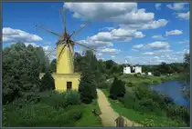 Im M�hlenmuseum Gifhorn stehen mehrere Nachbauten von Windm�hlen aus verschiedenen europ�ischen L�ndern. Vorn ist die balerarische Getreidem�hle „Moli de Tramuntana“. Im Hintergrund sind die portugiesische Windm�hle  Anabela  und die griechische M�hle „Irini“, ein Nachbau einer Windm�hle auf Mykonos zu sehen. (Gifhorn, 07.07.2024)