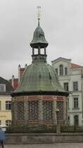 Die Wismarer Wasserkunst am 25.05.24. Der im Stil der niederlndischen Renaissance erbaute Brunnen befindet sich auf dem einen Hektar groen Marktplatz in Wismar. 