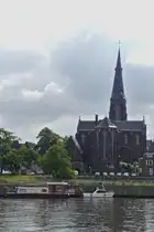 Blick auf die Sint-Martinuskerk in Maastricht aufgenommen vom einem Schiff aus im Hafengebiet von Maastricht. 17.07.2023