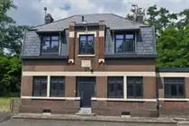 Beim Schleusen in der Schleuse Lanaken, im Kanal Briegden - Neerharen habe ich dieses Haus vom Schiff aus aufgenommen. 17.07.2024