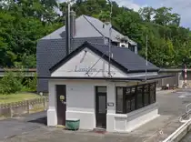 Nach verlassen der Schleuse Lanaken, im Kanal Briegden - Neerharen habe ich das Schleusenw�rter Haus vom Schiff aus aufgenommen. 17.07.2024