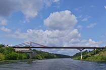Die ganze Brcke mit dem Brckenkopf, der N 79, Maastrichtersteenweg, aufgenommen bei einer Schiffrundfahrt. 07.2024