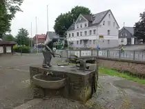 Altenbeken, Brunnen Eisengie�er bei der Arbeit am Marktplatz (02.06.2024)