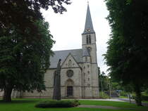 Altenbeken, Pfarrkirche Hl. Kreuz, erbaut von 1904 bis 1905 (02.06.2024)