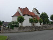 Altenheerse, Pfarrkirche St. Georg, romanische Saalkirche mit zwei Jochen, Turmanbauten von 1520, Sakristei erbaut im 17. Jahrhundert (02.06.2024)