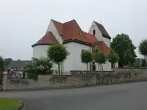 Altenheerse, Pfarrkirche St. Georg, romanische Saalkirche mit zwei Jochen, Turmanbauten von 1520, Sakristei erbaut im 17. Jahrhundert (02.06.2024)