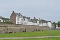 Einen Teil der Stadtmauer mit den alten Kanonen davor. 07.2024